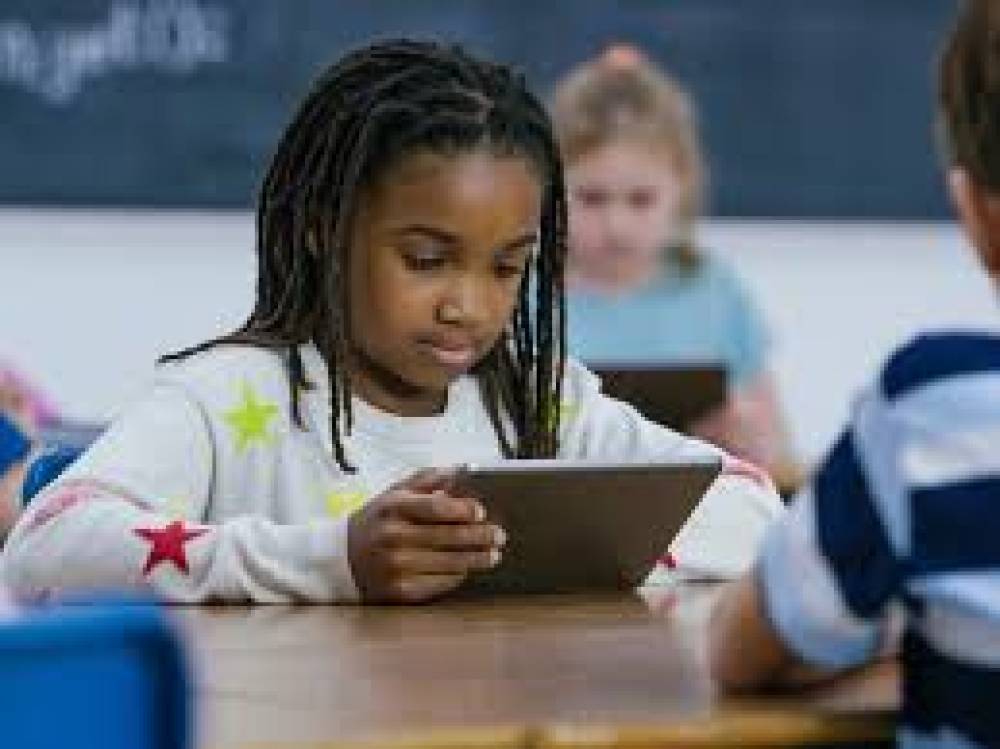 A Influência da Tecnologia na Educação de Crianças e Adolescentes