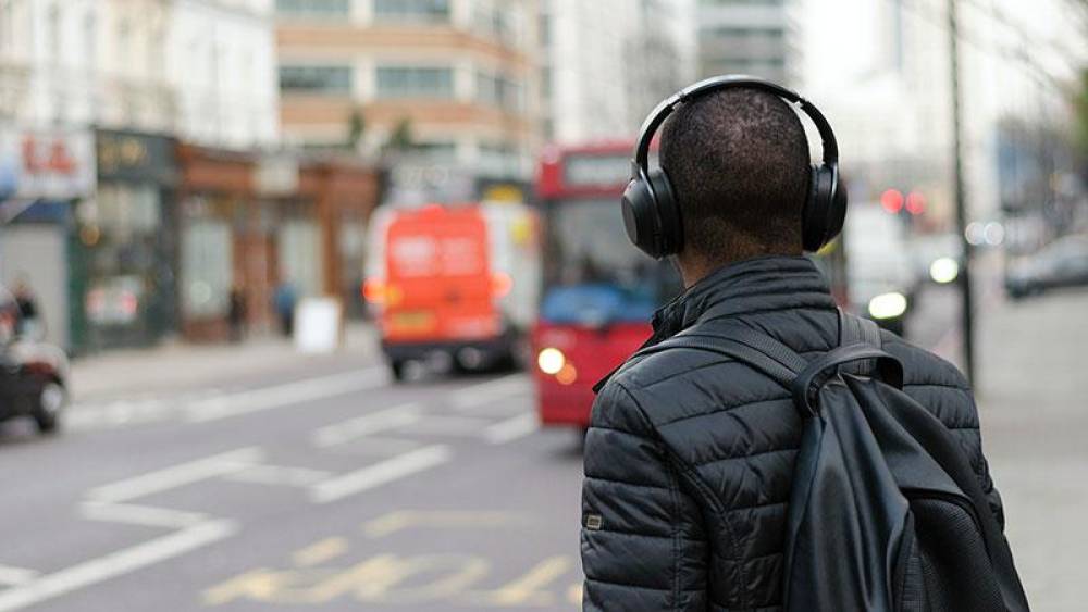 Os Riscos Associados ao Uso Prolongado de Auriculares de Ouvido