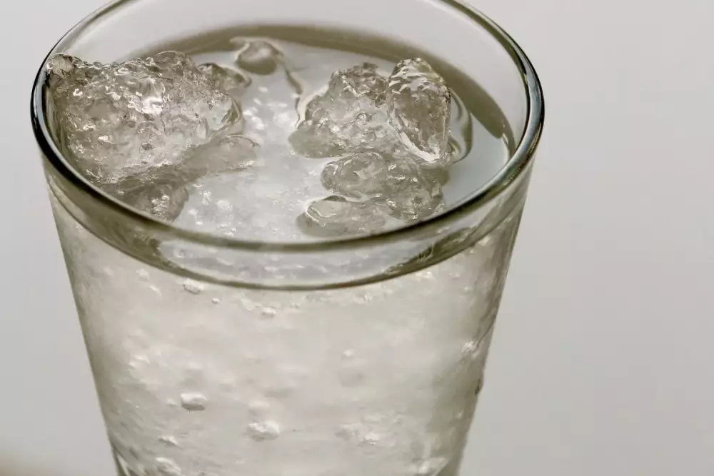O Consumo de Água Gelada e Seus Impactos na Saúde