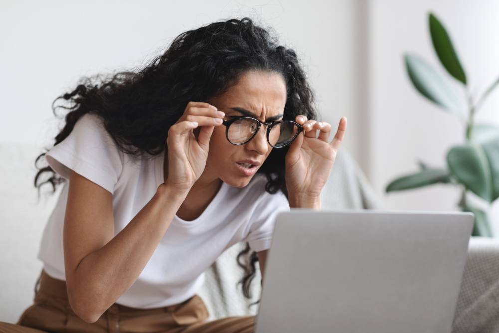 Lacrimejamento ao Estar em Contacto com a Luz de um PC ou Telefone