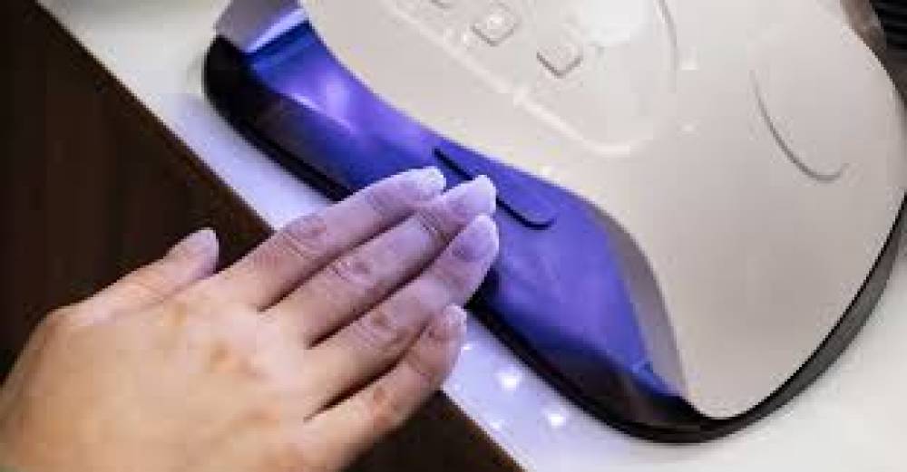 A Influência das Unhas Artificiais na Saúde Feminina: Uma Análise Cautelosa