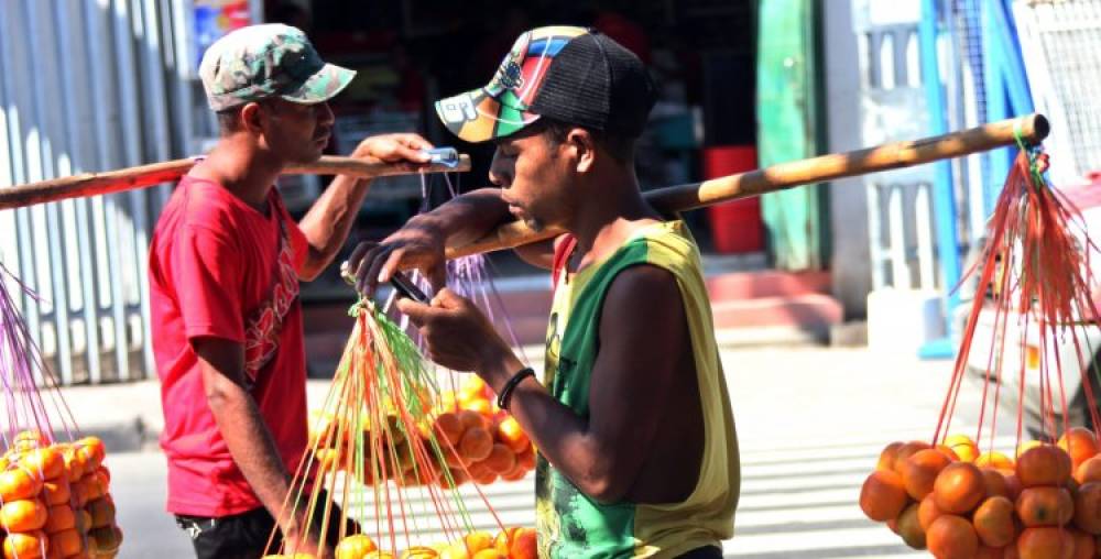 O Dia-a-Dia dos Vendedores Ambulantes em Moçambique