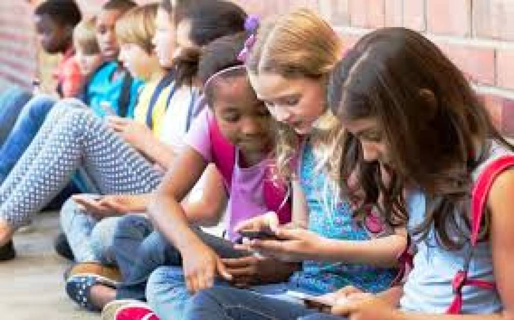 como as amizades influenciam o comportamento ou o desempenho escolar?